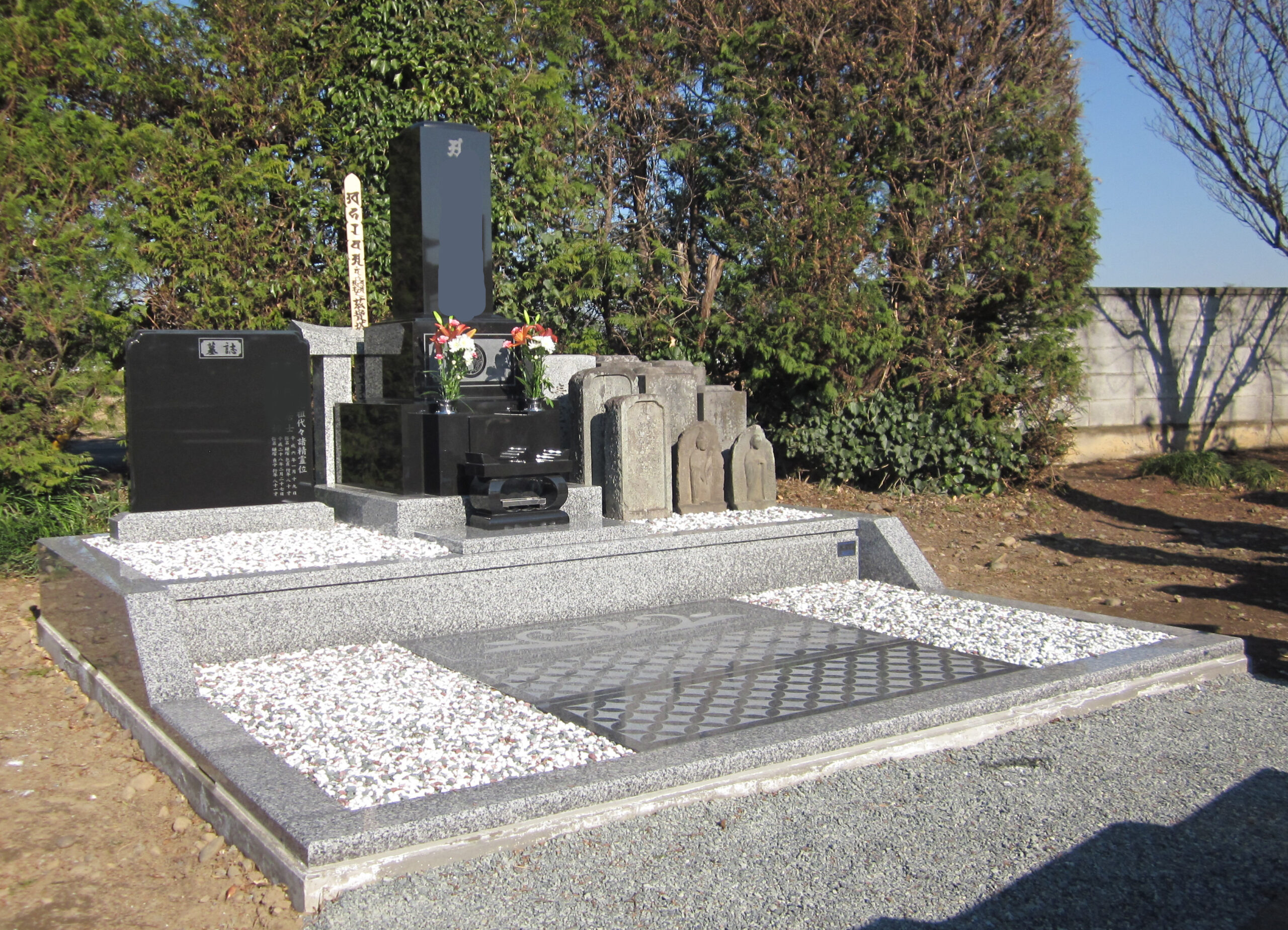 黒色の和型墓石　今風のスッキリしたデザイン（埼玉県熊谷市）